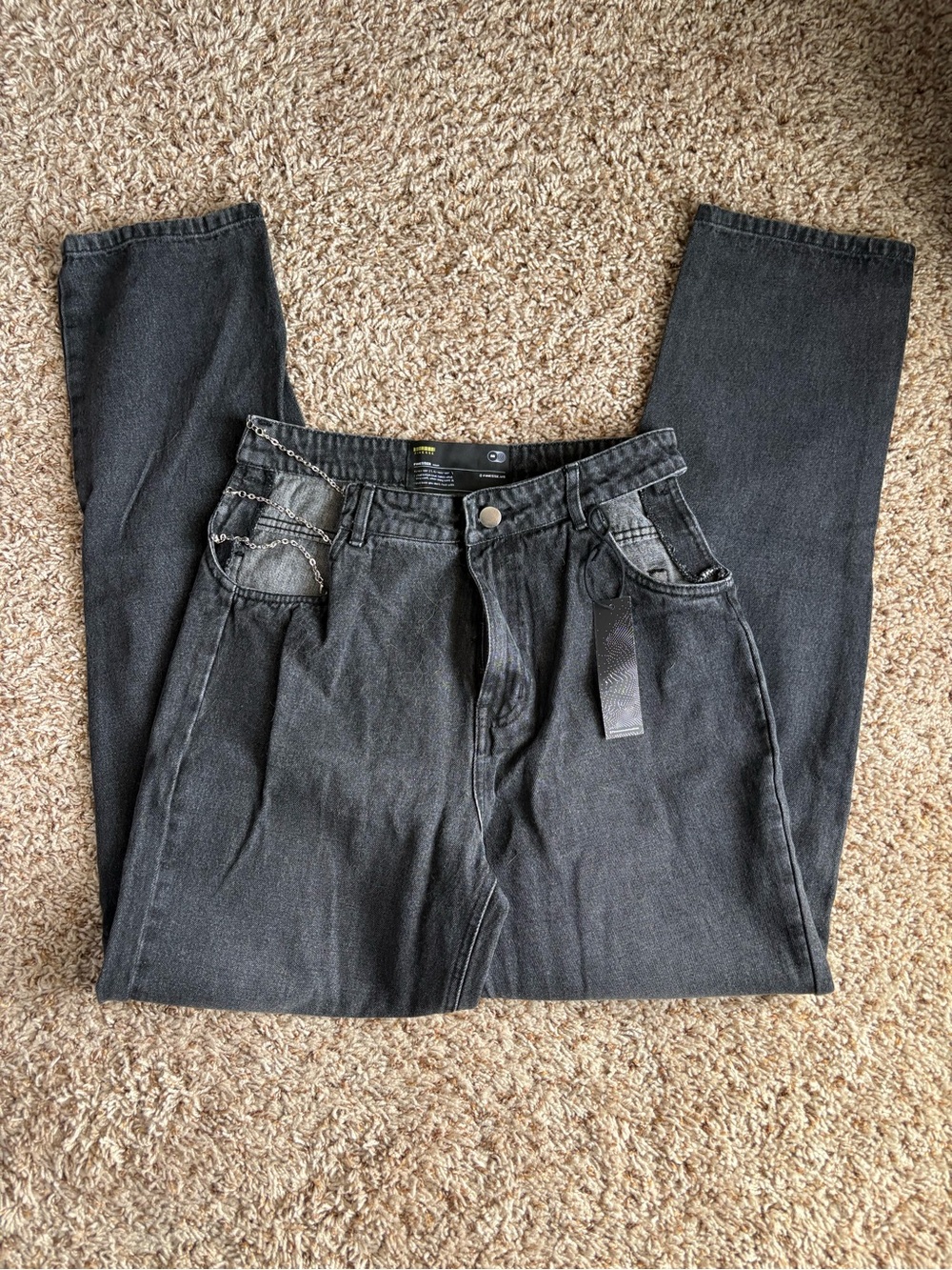Finesse Relaxed Black Women's Jeans with Hip Cutout Decorative Chain